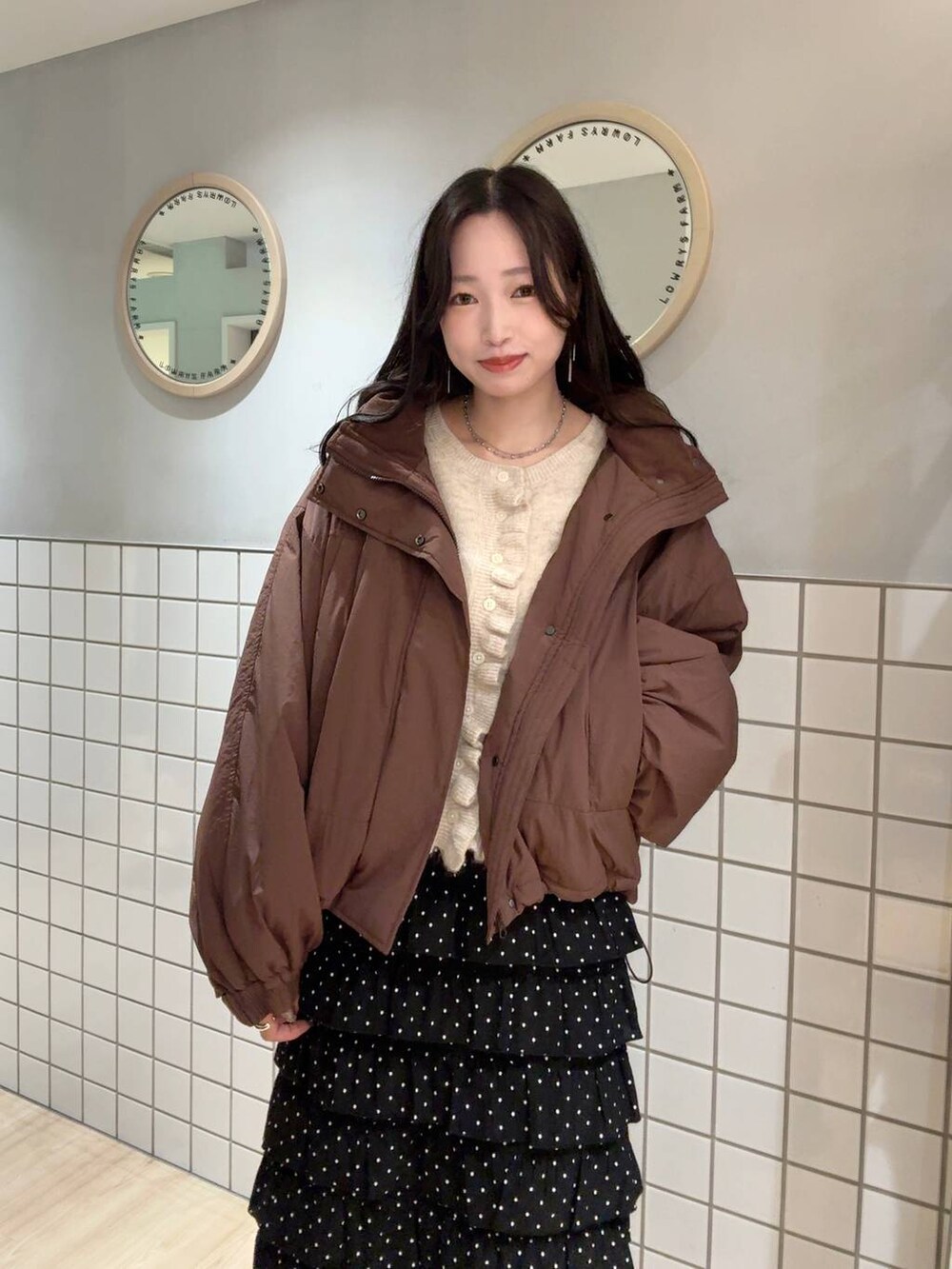 ブラウン系のその他アウター、その他のスカート、ホワイト系のニット/セーターを着用したレディースの秋コーディネートの2枚目の写真