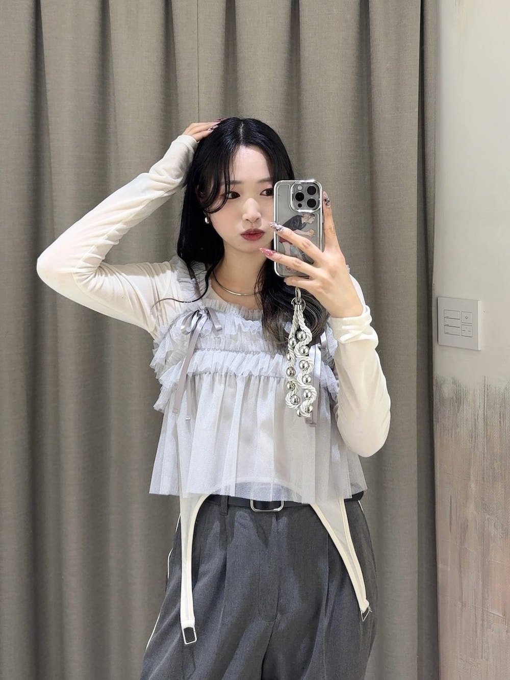 ホワイト系のTシャツ/カットソー、シルバー系のチョーカー、ブラック系のベルトを着用したレディースの春コーディネートの2枚目の写真