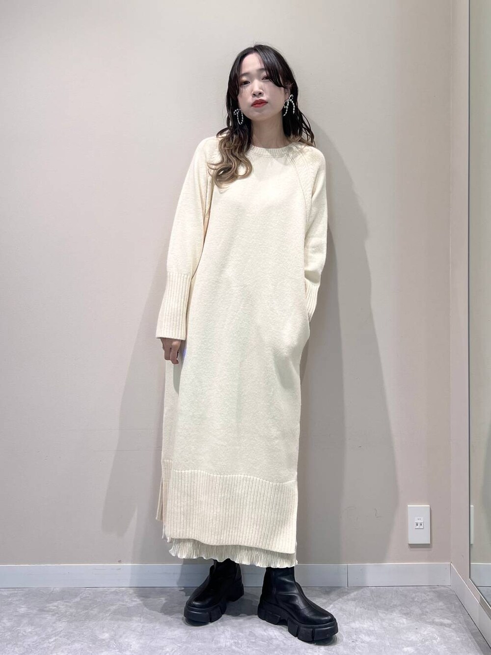 ブラック系のブーツ、ホワイト系のワンピース、ホワイト系のスカートを着用したレディースの冬コーディネートの4枚目の写真