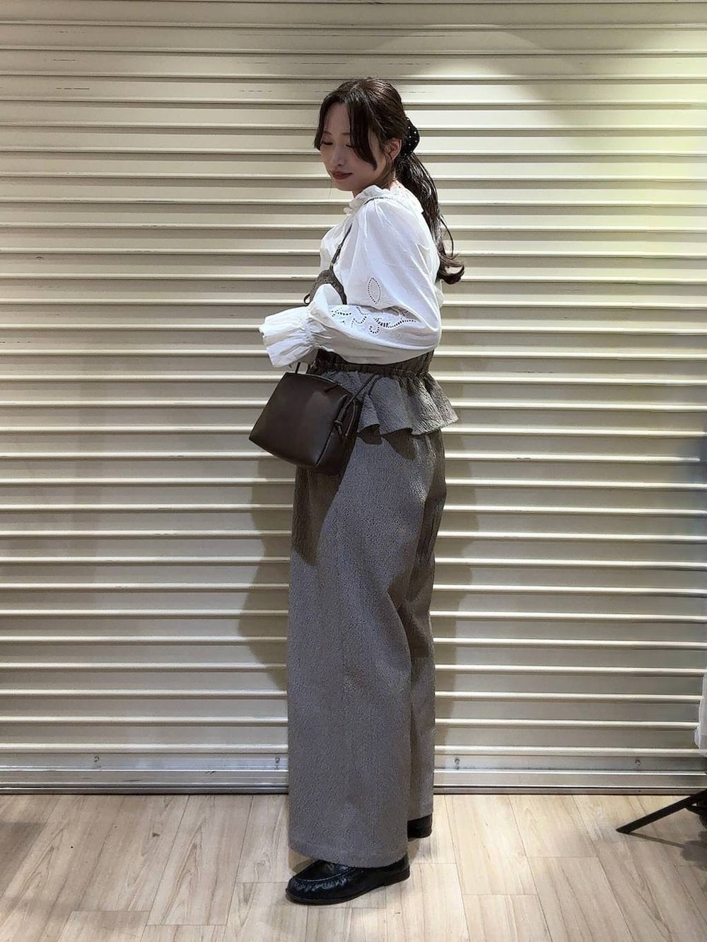 ブラック系のローファー、ホワイト系のシャツ/ブラウス、ブラウン系のトートバッグを着用したレディースの春コーディネートの2枚目の写真