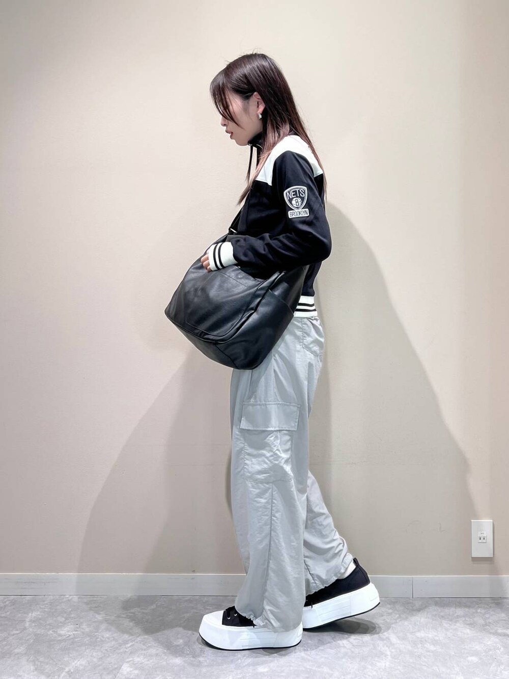ブラック系のボディバッグ/ウエストポーチ、グレー系のその他パンツ、ブラック系のその他トップスを着用したレディースの夏コーディネートの2枚目の写真