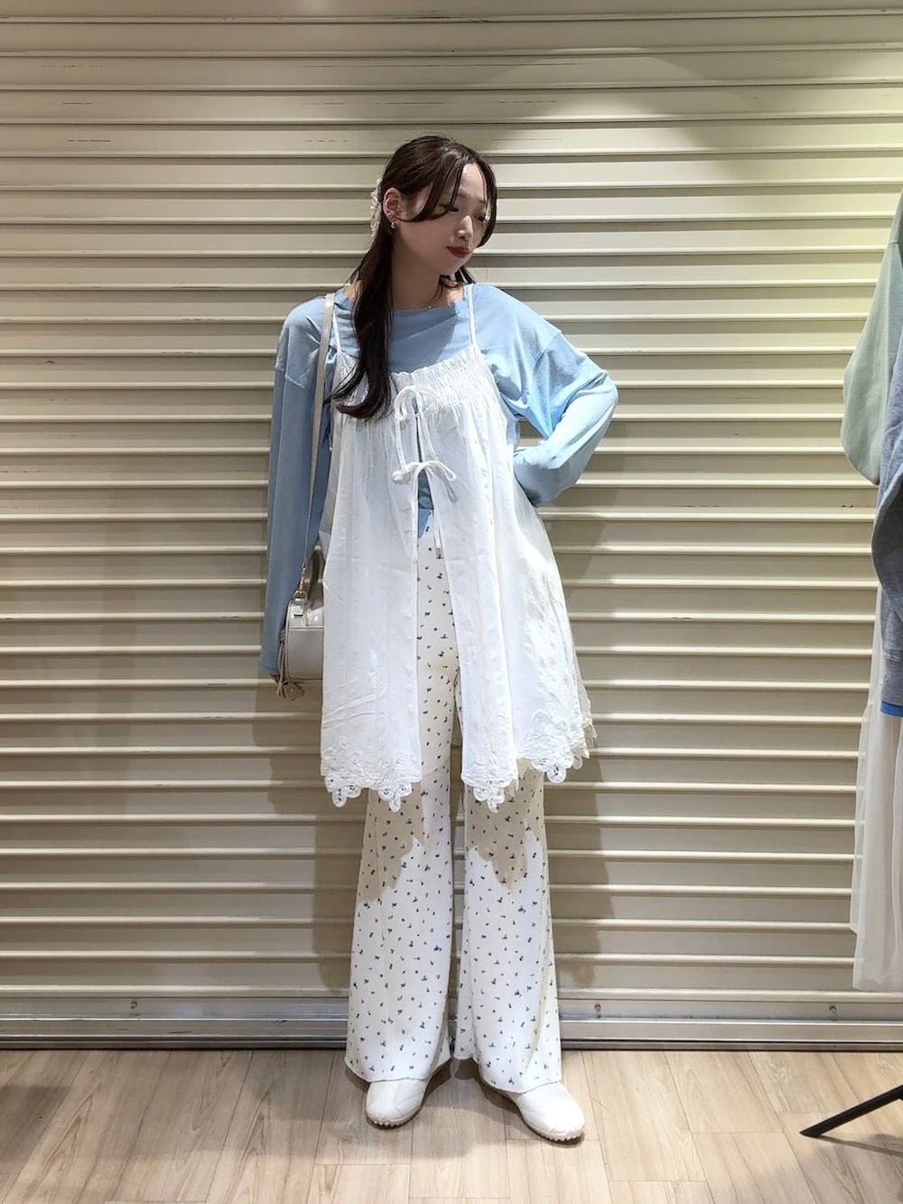 ブルー系のTシャツ/カットソー、ホワイト系のボストンバッグ、ホワイト系のスニーカーを着用したレディースの春コーディネートの3枚目の写真