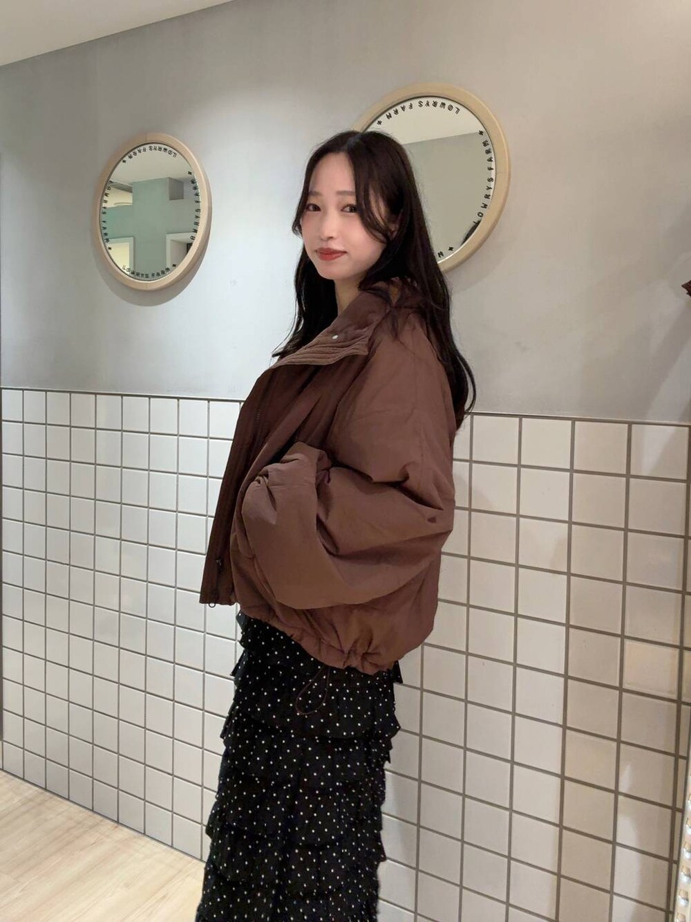 ブラウン系のその他アウター、その他のスカート、ホワイト系のニット/セーターを着用したレディースの秋コーディネートの3枚目の写真