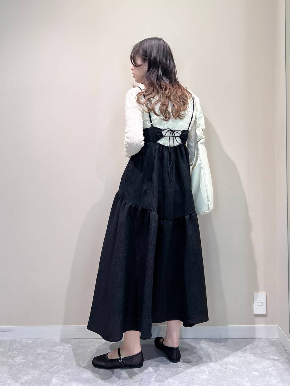 「ベーシック/シンプル、着痩せ・細見え、韓国系、LOWRYS FARM、キャミワンピース、ワンピース、ゆったり」|「LOWRYS FARMのシャーリング2WAYBAG 100159(トートバッグ、ベージュ系)」を使った、ぐっちさん(レディース・166cm)の春コーディネートの4枚目の写真