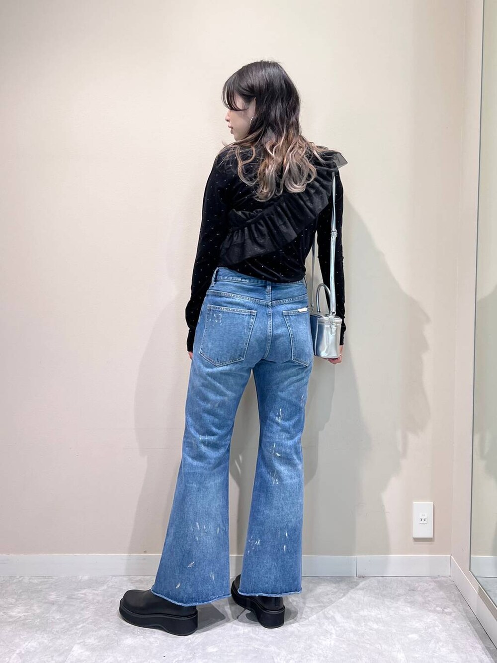 その他のデニムパンツ、ブラック系のブーツ、グレー系のTシャツ/カットソーを着用したレディースの秋コーディネートの2枚目の写真