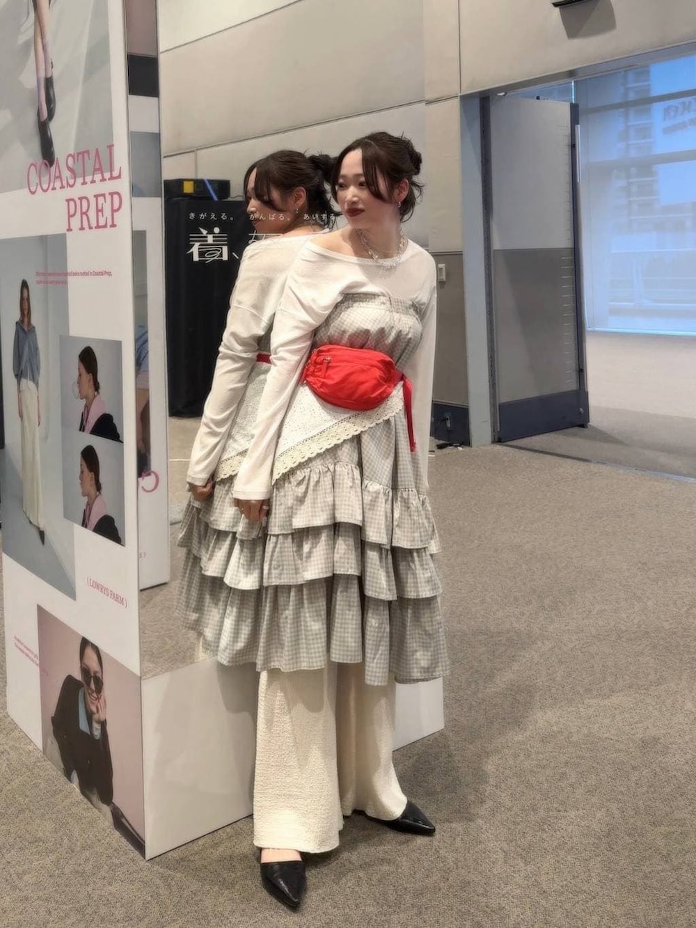 ホワイト系のTシャツ/カットソー、レッド系のボディバッグ/ウエストポーチ、ホワイト系のその他パンツを着用したレディースの冬コーディネートの2枚目の写真