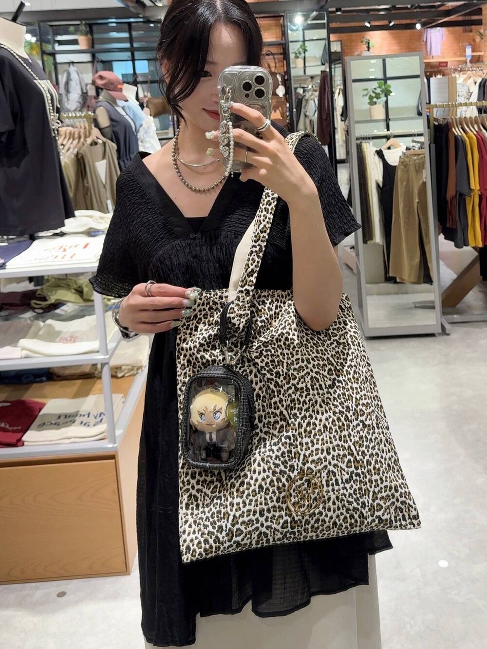 その他のトートバッグ、ブラック系のシャツ/ブラウス、シルバー系のチョーカーを着用したレディースの夏コーディネートの3枚目の写真