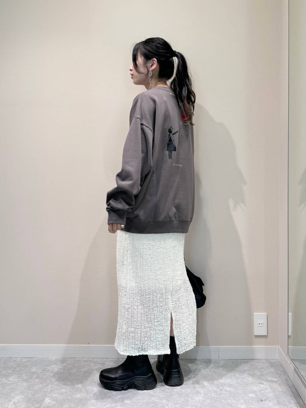 ブラック系のブーツ、ブラック系のショルダーバッグ、グレー系のTシャツ/カットソーを着用したレディースの秋コーディネートの3枚目の写真