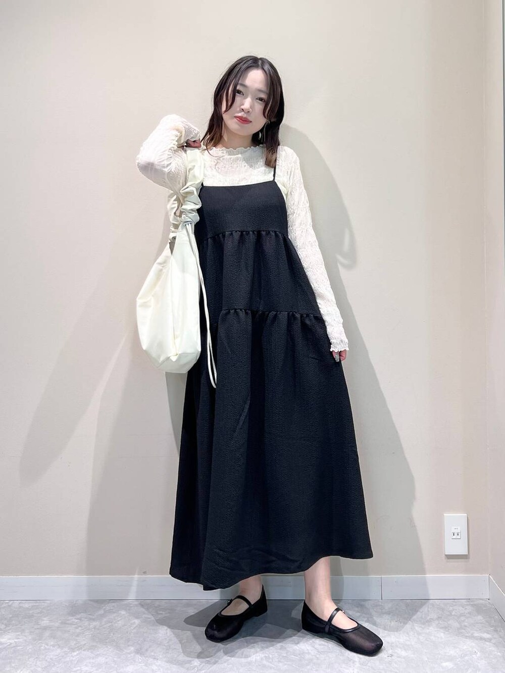 「ベーシック/シンプル、着痩せ・細見え、韓国系、LOWRYS FARM、キャミワンピース、ワンピース、ゆったり」|「LOWRYS FARMのシャーリング2WAYBAG 100159(トートバッグ、ベージュ系)」を使った、ぐっちさん(レディース・166cm)の春コーディネートの2枚目の写真