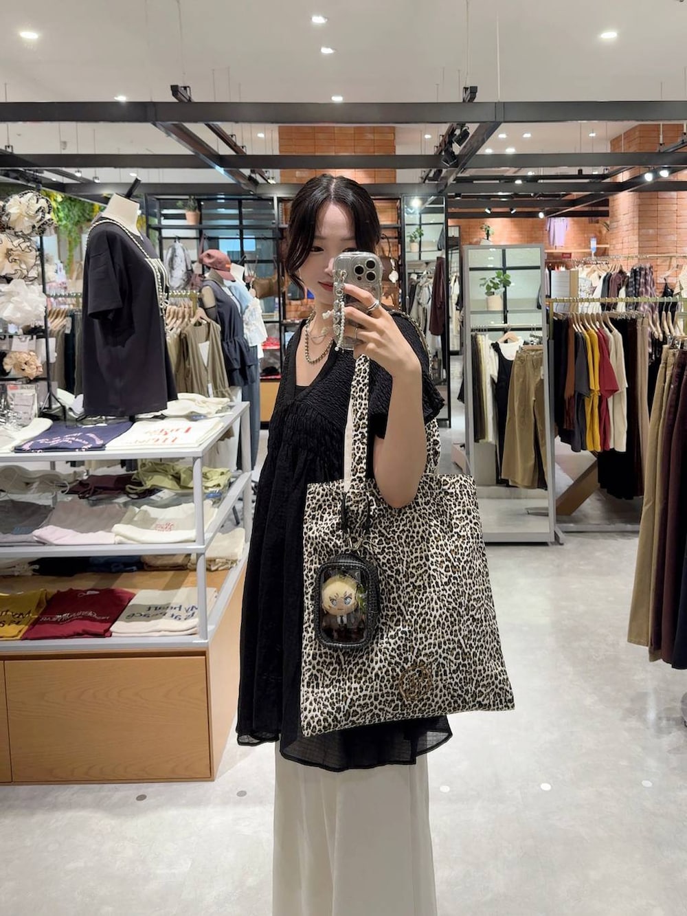 その他のトートバッグ、ブラック系のシャツ/ブラウス、シルバー系のチョーカーを着用したレディースの夏コーディネートの2枚目の写真