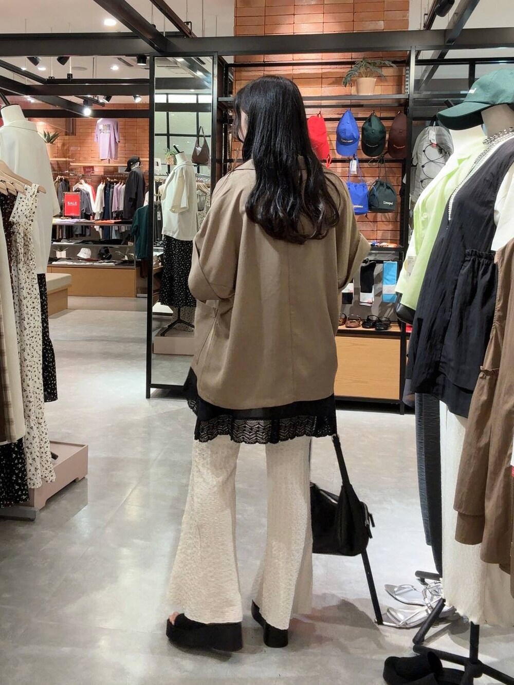 ブラック系のタンクトップ、ブラック系のサンダル、ホワイト系のその他パンツを着用したレディースの夏コーディネートの2枚目の写真