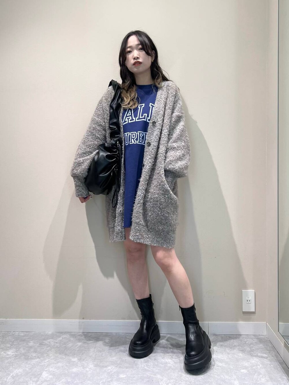 「ベーシック/シンプル、着痩せ・細見え、韓国系、LOWRYS FARM、ワンピース、ミニスカート、ブーツ、カーディガン」｜「LOWRYS FARMのクシュクシュショルダーＢＡＧ　967844（ショルダーバッグ、ブラック系）」を使った、ぐっちさん（レディース・166cm）の冬コーディネートの6枚目の写真