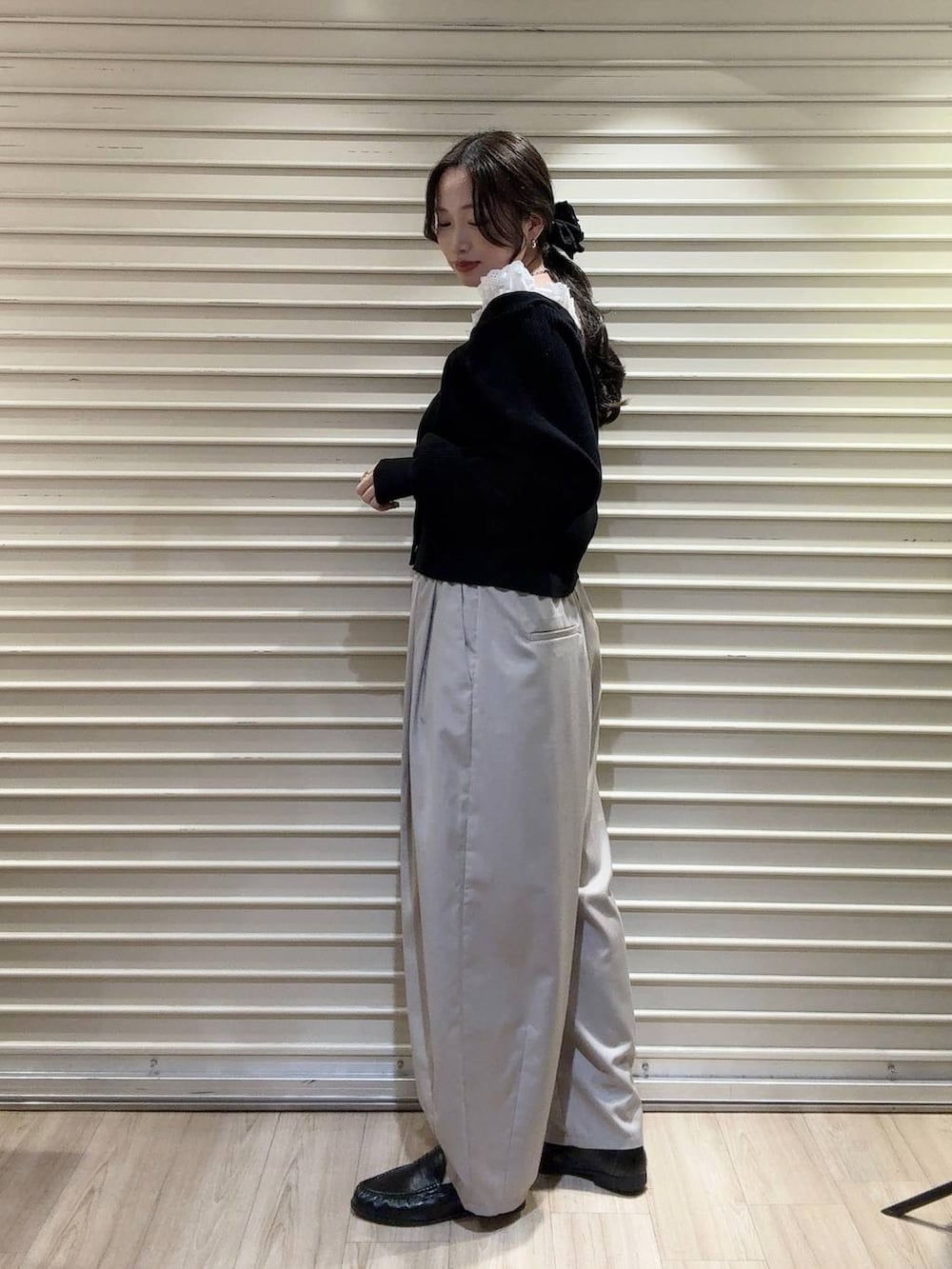 ベージュ系のその他パンツ、ブラック系のショルダーバッグ、ブラック系のローファーを着用したレディースの春コーディネートの2枚目の写真