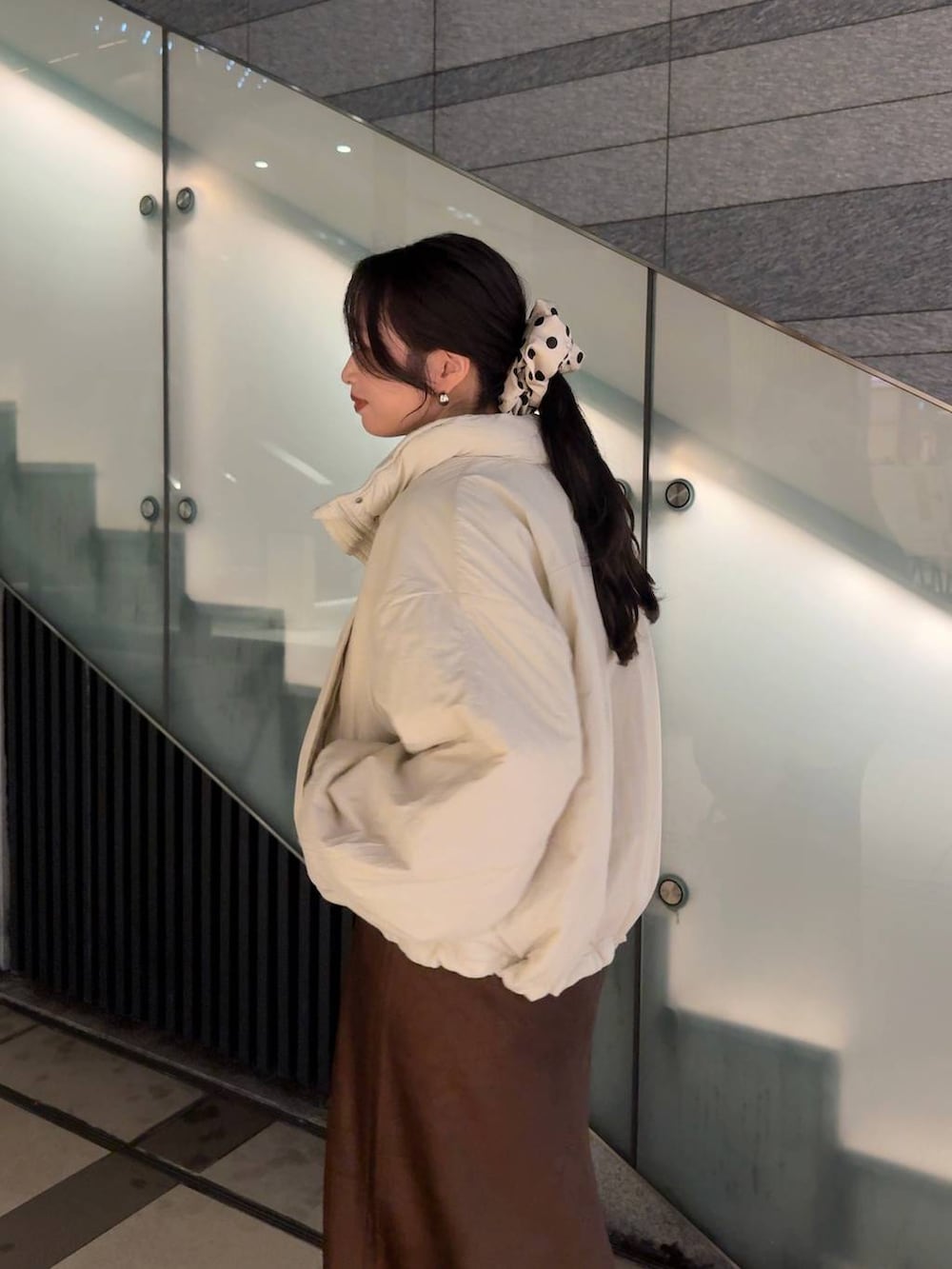 ホワイト系のその他アウター、ブラウン系のスカート、ブラウン系のニット/セーターを着用したレディースの秋コーディネートの3枚目の写真