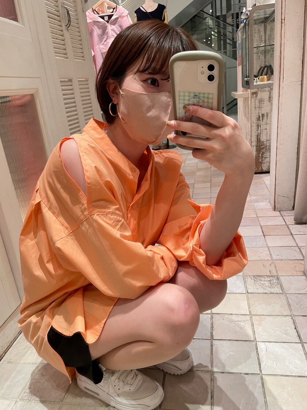 「春夏コーデ、夏コーデ、骨格ウェーブ、スニーカー、ビタミンカラー、カジュアルコーデ、シャツコーデ、スリットシャツ、黒、ハーフパンツ、ショートパンツ、カラーコーデ、オレンジ、mystic、mysticstaff」｜「mysticのショルダースリットシャツ（シャツ/ブラウス、オレンジ系）」を使った、yamaguchi mayuさん（レディース・160cm）の春コーディネートの3枚目の写真