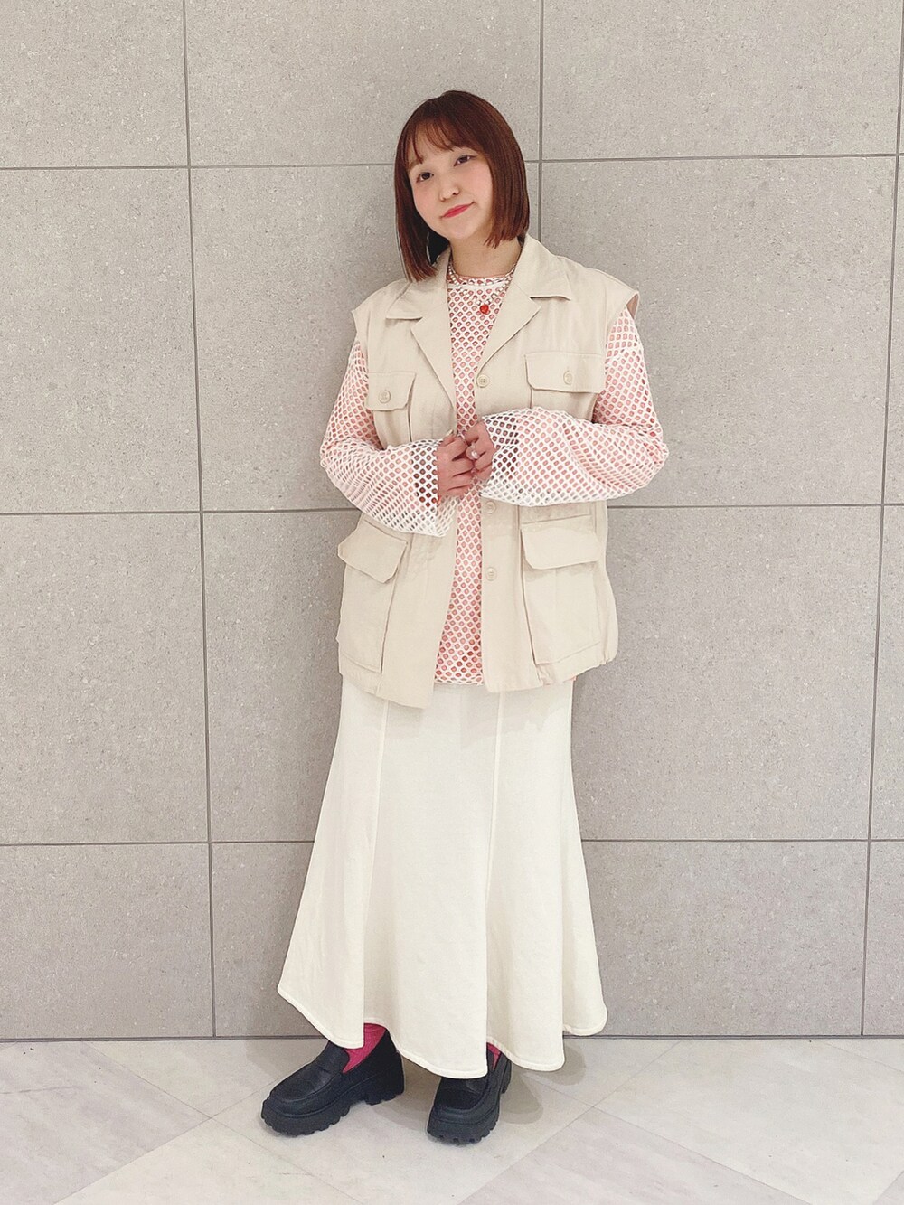 ホワイト系のベスト、ピンク系のTシャツ/カットソー、ホワイト系のTシャツ/カットソーを着用したレディースの春コーディネートの2枚目の写真