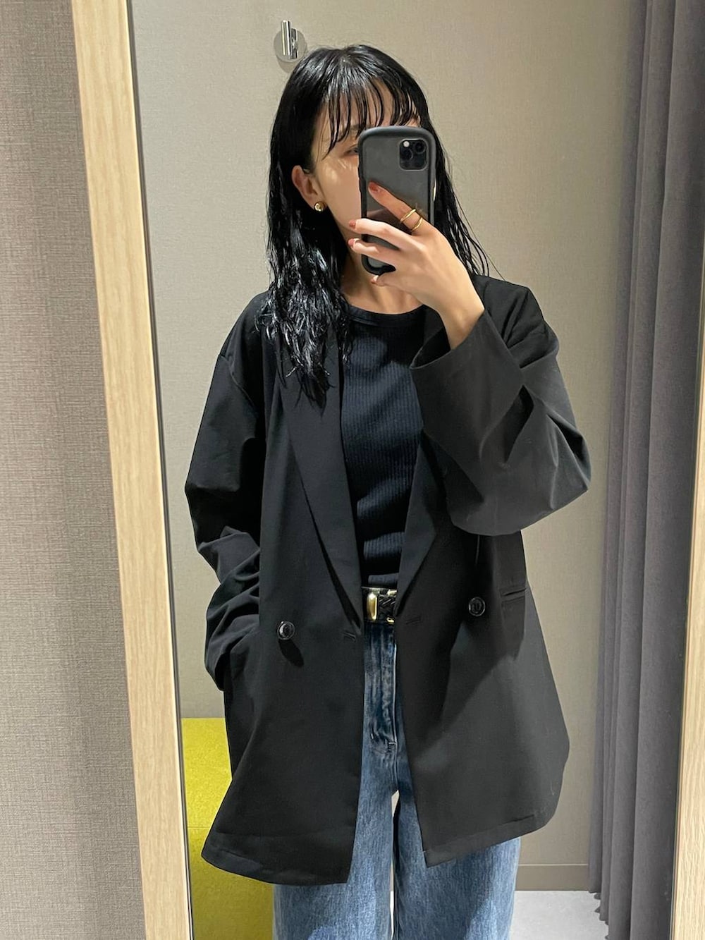 ブラック系のブーツ、ブラック系のTシャツ/カットソー、ブルー系のデニムパンツを着用したレディースの冬コーディネートの2枚目の写真