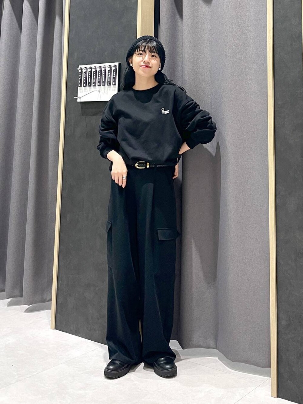 ブラック系のブーツ、ブラック系のその他パンツ、ブラック系のスウェットを着用したレディースの冬コーディネートの5枚目の写真