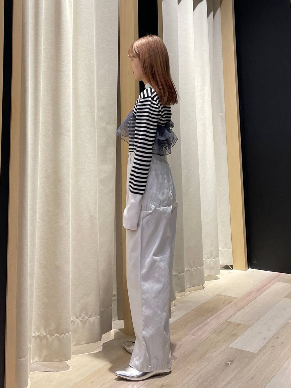 ホワイト系のニット/セーター、ホワイト系のその他パンツ、グレー系のパンプスを着用したレディースの冬コーディネートの3枚目の写真