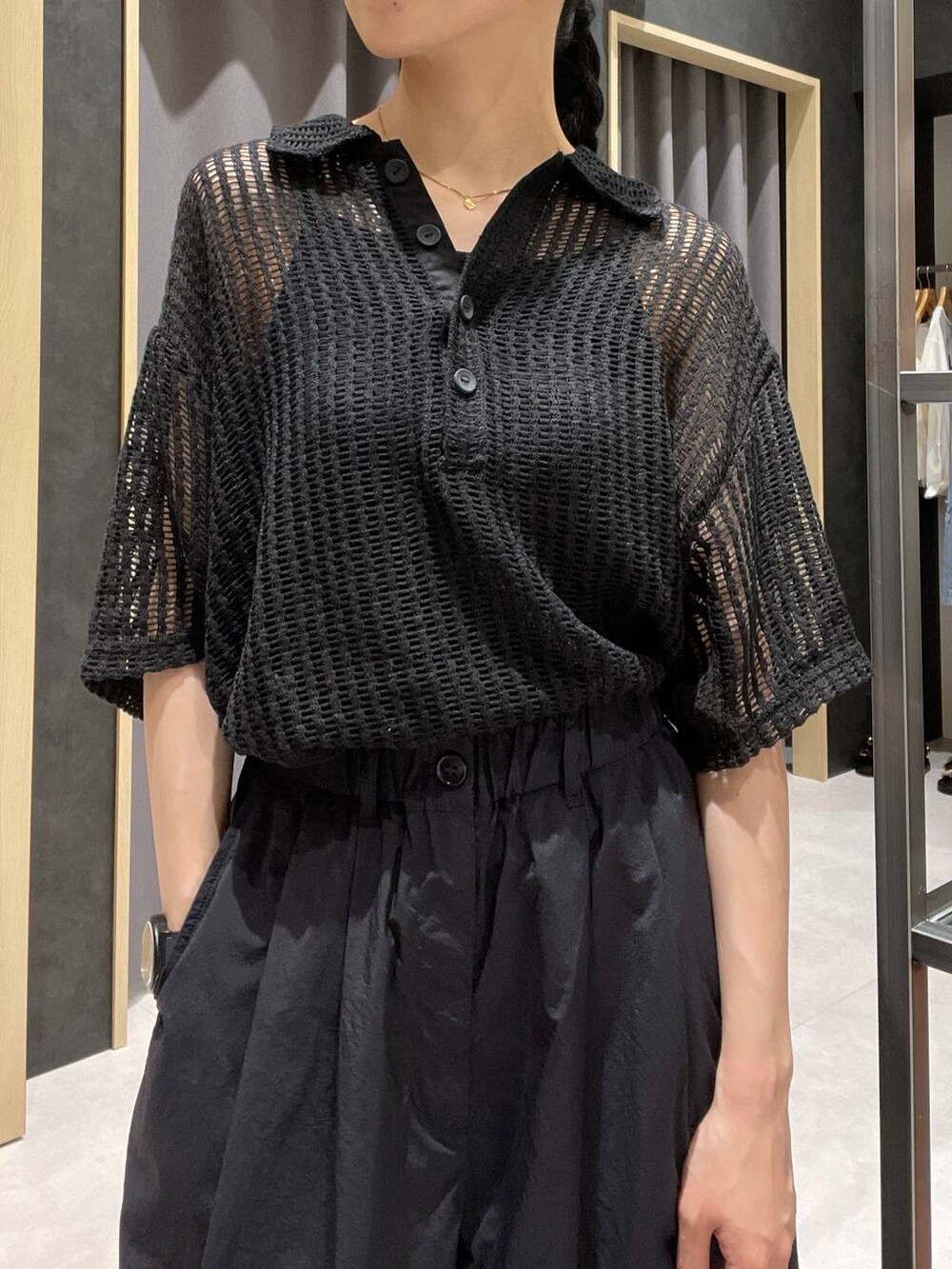ブラック系のサンダル、グレー系のショルダーバッグ、ブラック系のその他パンツを着用したレディースの夏コーディネートの2枚目の写真