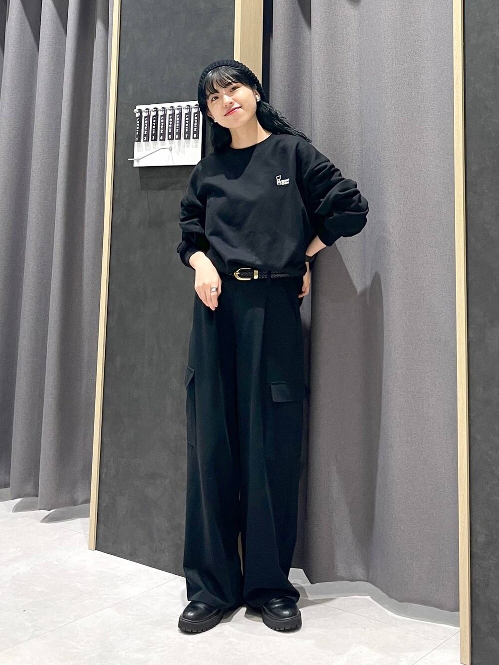 ブラック系のブーツ、ブラック系のその他パンツ、ブラック系のスウェットを着用したレディースの冬コーディネートの6枚目の写真