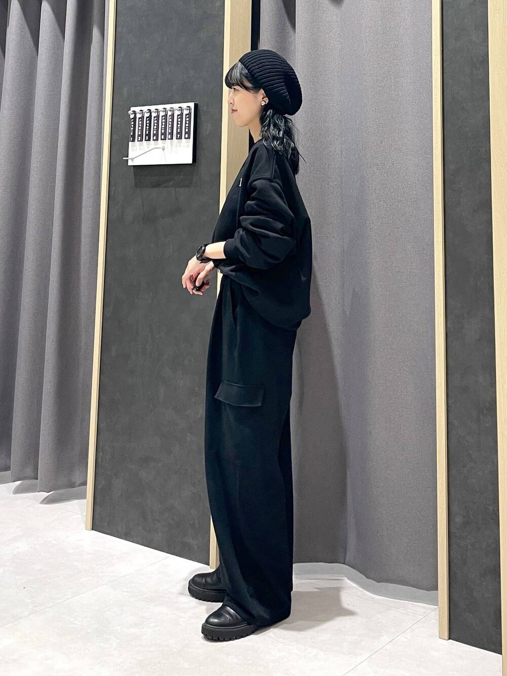 ブラック系のブーツ、ブラック系のその他パンツ、ブラック系のスウェットを着用したレディースの冬コーディネートの3枚目の写真