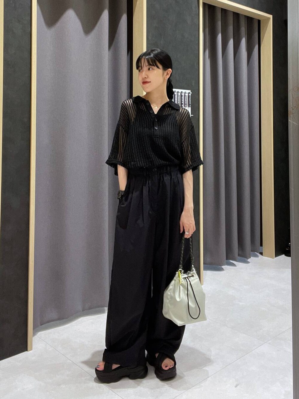 ブラック系のサンダル、グレー系のショルダーバッグ、ブラック系のその他パンツを着用したレディースの夏コーディネートの4枚目の写真