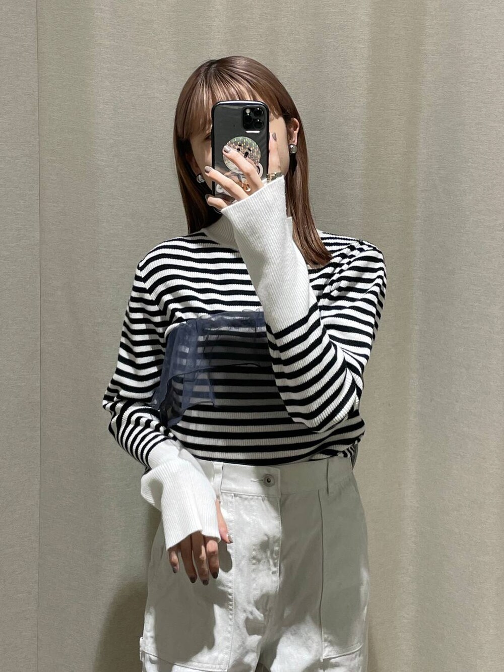 ホワイト系のニット/セーター、ホワイト系のその他パンツ、グレー系のパンプスを着用したレディースの冬コーディネートの4枚目の写真