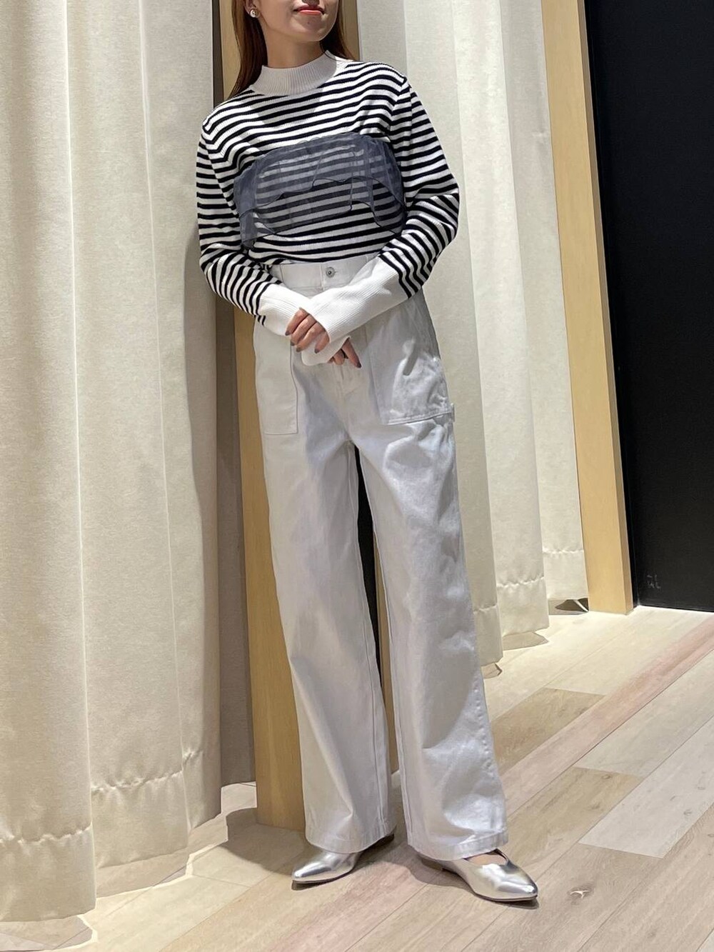 ホワイト系のニット/セーター、ホワイト系のその他パンツ、グレー系のパンプスを着用したレディースの冬コーディネートの2枚目の写真