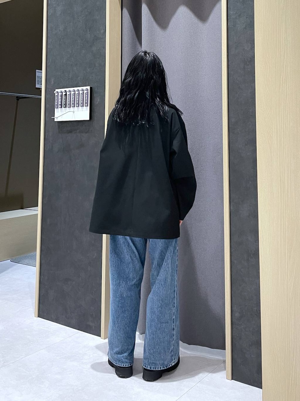 ブラック系のブーツ、ブラック系のTシャツ/カットソー、ブルー系のデニムパンツを着用したレディースの冬コーディネートの6枚目の写真