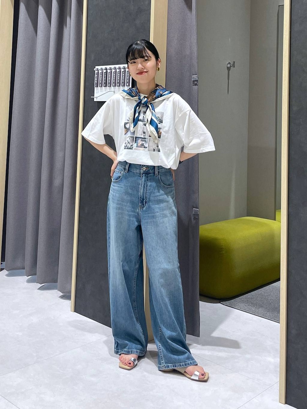 「ワントーン、ベーシック/シンプル、トラッド、高見え、カジュアル、LEPSIM、ブラックコーデ、20代_LEPSIM、骨格ナチュラル_LEPSIM」｜「LEPSIMのワイドストレートデニムパンツ　497418（デニムパンツ、ブルー系）」を使った、みくみょんさん（レディース・159cm）の夏コーディネートの4枚目の写真