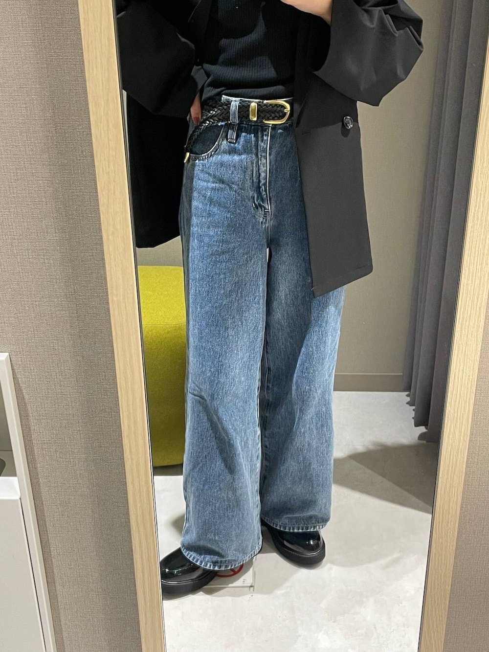 ブラック系のブーツ、ブラック系のTシャツ/カットソー、ブルー系のデニムパンツを着用したレディースの冬コーディネートの3枚目の写真