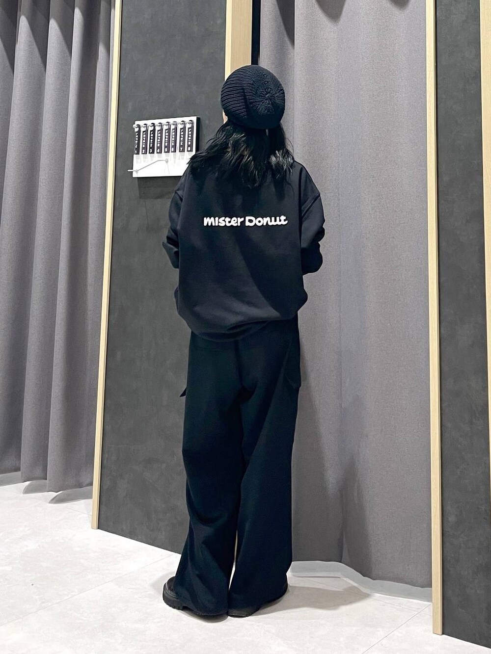 ブラック系のブーツ、ブラック系のその他パンツ、ブラック系のスウェットを着用したレディースの冬コーディネートの4枚目の写真