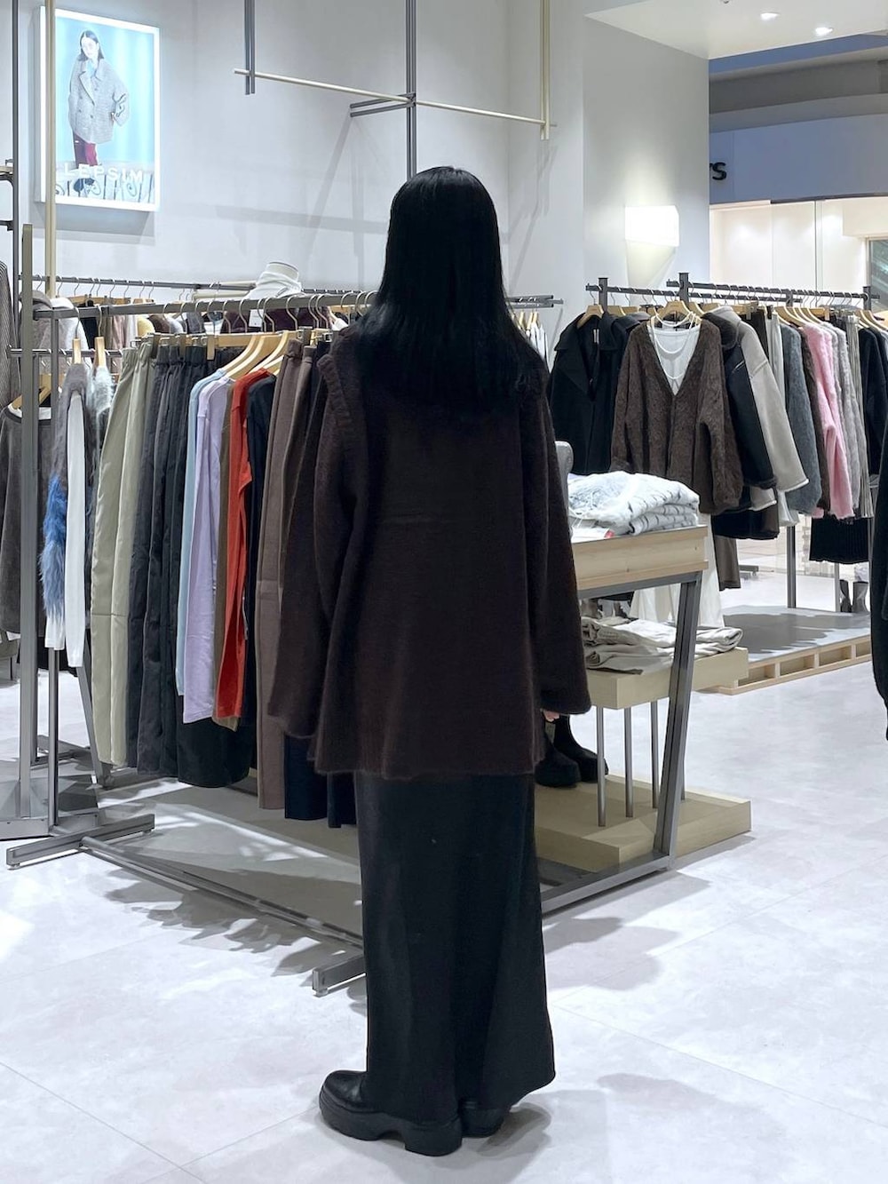 ブラック系のスカート、ブラック系のブーツを着用したレディースの冬コーディネートの4枚目の写真