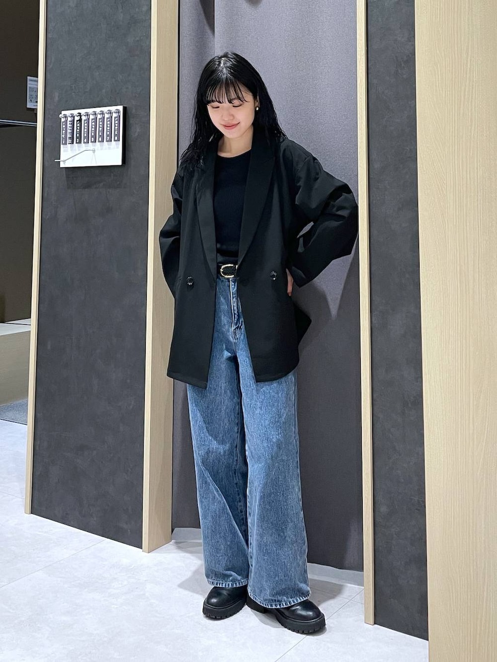 ブラック系のブーツ、ブラック系のTシャツ/カットソー、ブルー系のデニムパンツを着用したレディースの冬コーディネートの4枚目の写真