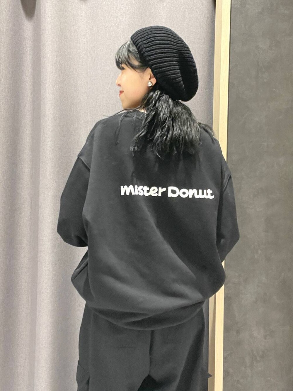 ブラック系のブーツ、ブラック系のその他パンツ、ブラック系のスウェットを着用したレディースの冬コーディネートの2枚目の写真