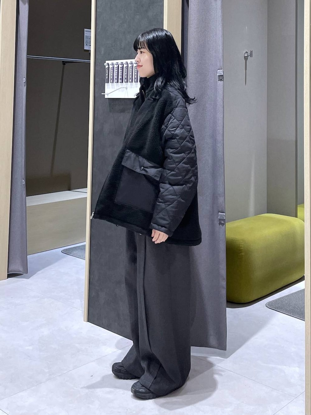 ブラック系のブルゾン、グレー系のスラックス、グレー系のスウェットを着用したレディースの秋コーディネートの2枚目の写真