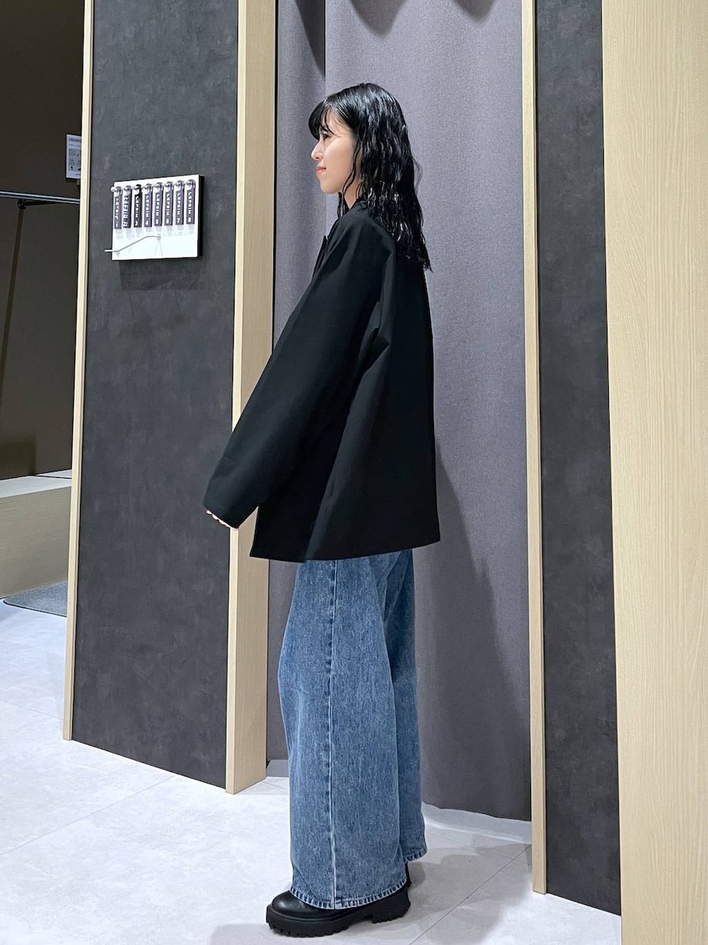 ブラック系のブーツ、ブラック系のTシャツ/カットソー、ブルー系のデニムパンツを着用したレディースの冬コーディネートの5枚目の写真