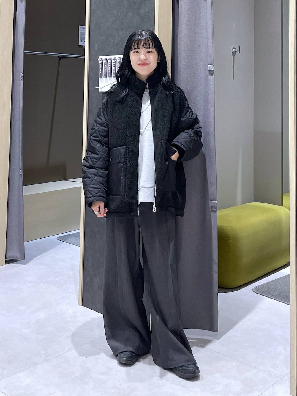 ブラック系のブルゾン、グレー系のスラックス、グレー系のスウェットを着用したレディースの秋コーディネートの4枚目の写真