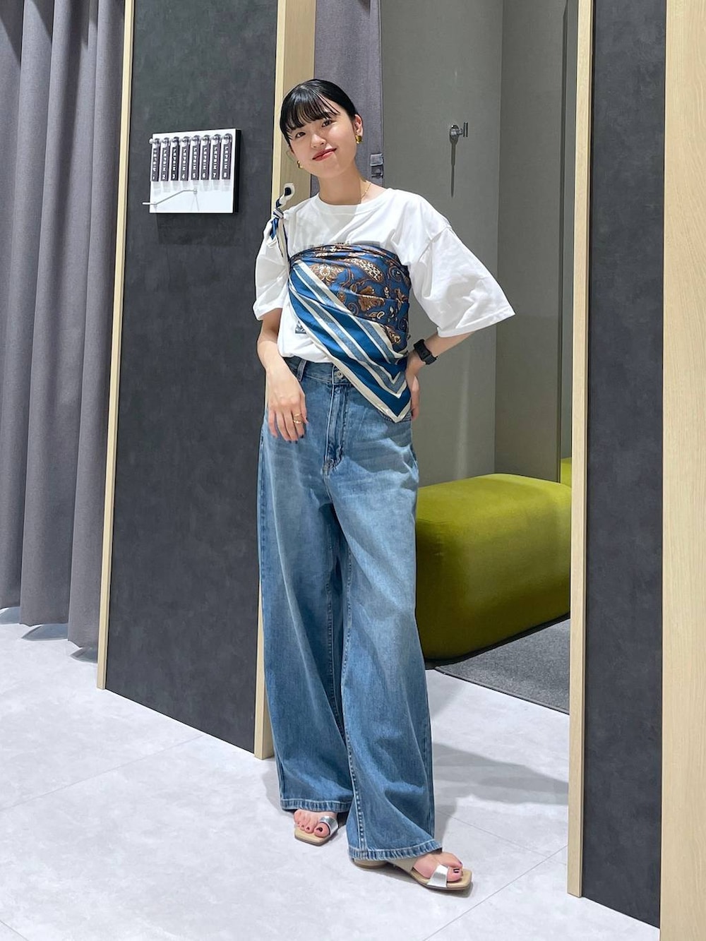 「ワントーン、ベーシック/シンプル、トラッド、高見え、カジュアル、LEPSIM、ブラックコーデ、20代_LEPSIM、骨格ナチュラル_LEPSIM」｜「LEPSIMのワイドストレートデニムパンツ　497418（デニムパンツ、ブルー系）」を使った、みくみょんさん（レディース・159cm）の夏コーディネートの3枚目の写真