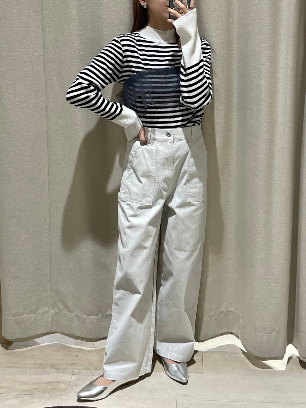 ホワイト系のニット/セーター、ホワイト系のその他パンツ、グレー系のパンプスを着用したレディースの冬コーディネートの5枚目の写真