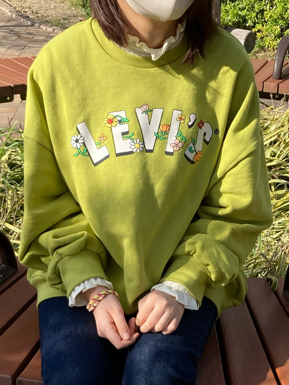 「ビッグシルエット、Levi's、グリーン、ロゴスウェット、リーバイス501、ビッグE、コンバース、ジャックパーセル、PANAMABOY、古着、花柄、ミサンガ、おしゃれさんと繋がりたい、古着MIX」｜「Levi'sのグラフィック クルーネックスウェットシャツ QUIRKY FLOWERS（スウェット、グリーン系）」を使った、strawberryさん（レディース・164cm）の春コーディネートの2枚目の写真