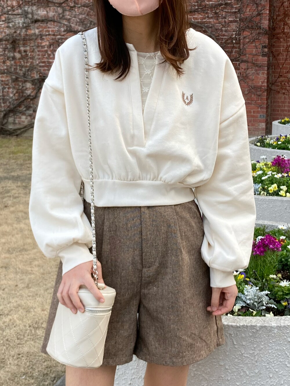 ホワイト系のスウェット、ホワイト系のTシャツ/カットソー、ブラウン系のその他パンツを着用したレディースの春コーディネートの3枚目の写真