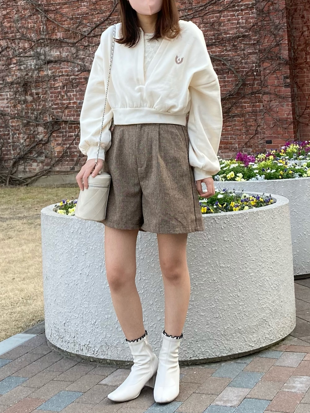 ホワイト系のスウェット、ホワイト系のTシャツ/カットソー、ブラウン系のその他パンツを着用したレディースの春コーディネートの2枚目の写真