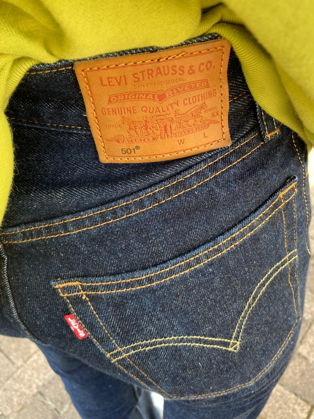 「ビッグシルエット、Levi's、グリーン、ロゴスウェット、リーバイス501、ビッグE、コンバース、ジャックパーセル、PANAMABOY、古着、花柄、ミサンガ、おしゃれさんと繋がりたい、古着MIX」｜「Levi'sのグラフィック クルーネックスウェットシャツ QUIRKY FLOWERS（スウェット、グリーン系）」を使った、strawberryさん（レディース・164cm）の春コーディネートの4枚目の写真