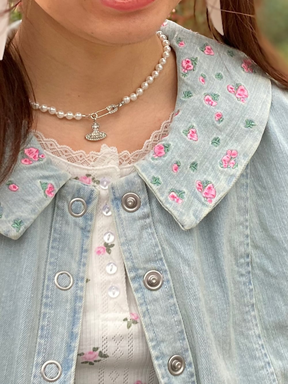 「白Tシャツ、ショルダーバッグ、リボン、デートコーデ、スポーツミックス、淡色コーデ、きれいめカジュアル、ミニスカート、デニム、スニーカー、雨の日コーデ、TINA:JOJUN、プーマ、おでかけコーデ、ガーリー」｜「TINA：JOJUNの刺繍カラー タイトデニムジャケット TINA：JOJUN（デニムジャケット、ブルー系）」を使った、strawberryさん（骨格ナチュラル・レディース・164cm）の春コーディネートの5枚目の写真