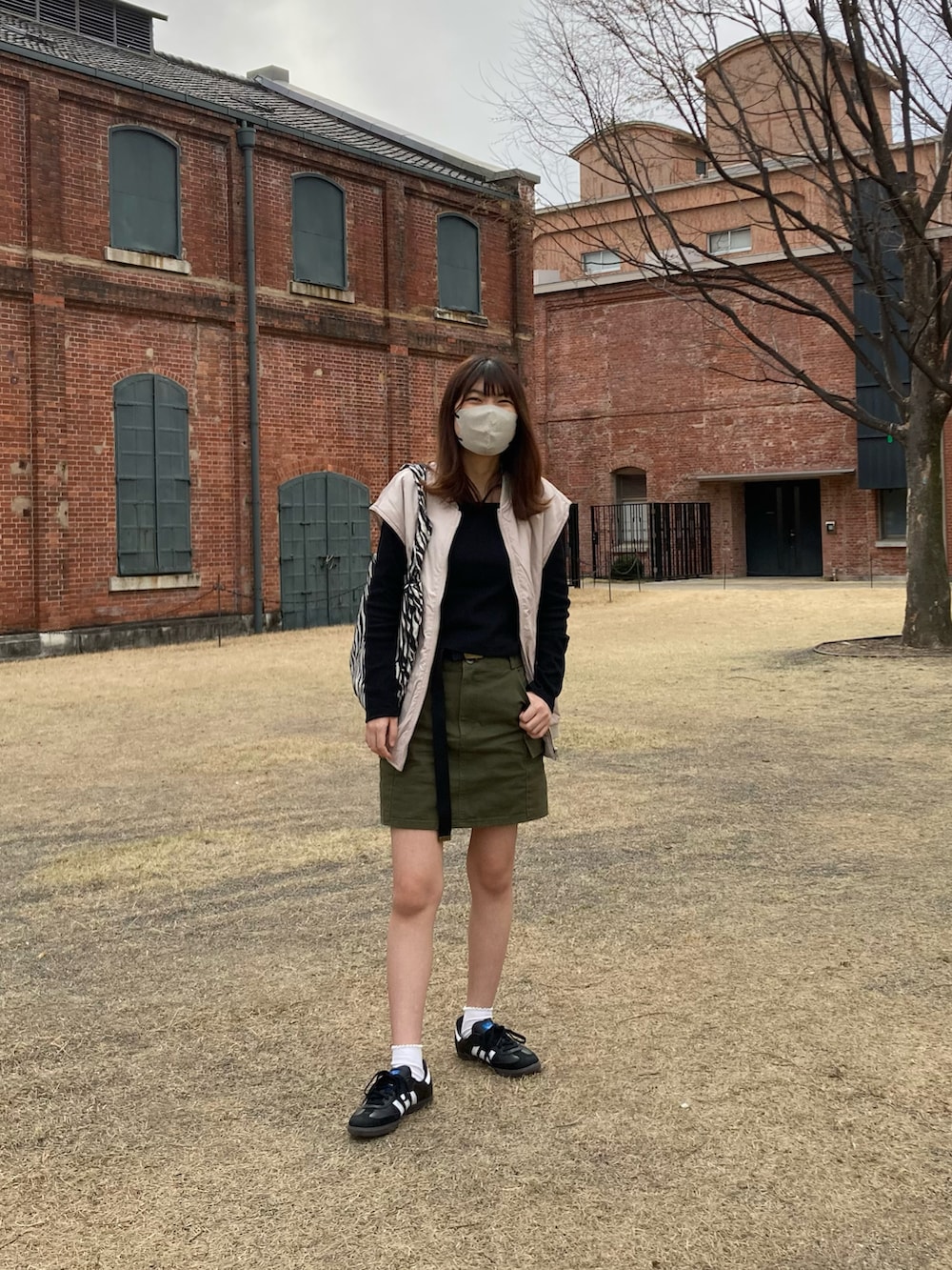 「休日スタイル、モノトーン、ベスト、春コーデ、ベージュ、tiptop、java、adidas、adidassamba、ローリーズファーム(LOWRYS FARM)、おしゃれさんと繋がりたい、ootd、レイヤードスタイル、プチプラ、シンプルコーデ」｜「Javaの《JaVa ジャバコラボ》毎日着たい！バックギャザー中綿ミリタリーベスト（ダウンベスト、ベージュ系）」を使った、strawberryさん（骨格ナチュラル・レディース・164cm）の春コーディネートの3枚目の写真
