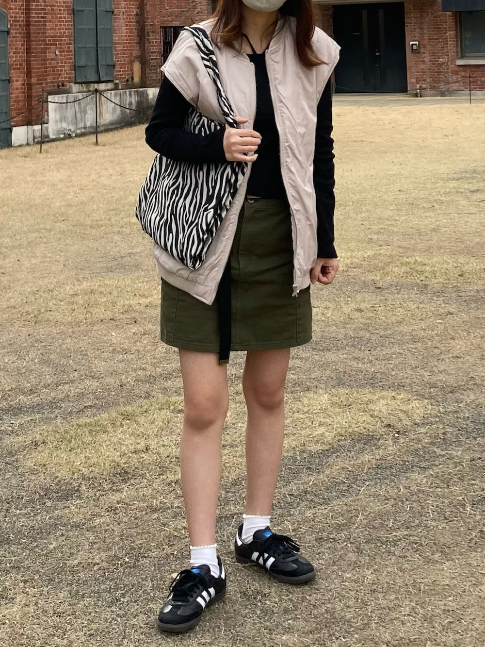 「休日スタイル、モノトーン、ベスト、春コーデ、ベージュ、tiptop、java、adidas、adidassamba、ローリーズファーム(LOWRYS FARM)、おしゃれさんと繋がりたい、ootd、レイヤードスタイル、プチプラ、シンプルコーデ」｜「Javaの《JaVa ジャバコラボ》毎日着たい！バックギャザー中綿ミリタリーベスト（ダウンベスト、ベージュ系）」を使った、strawberryさん（骨格ナチュラル・レディース・164cm）の春コーディネートの2枚目の写真