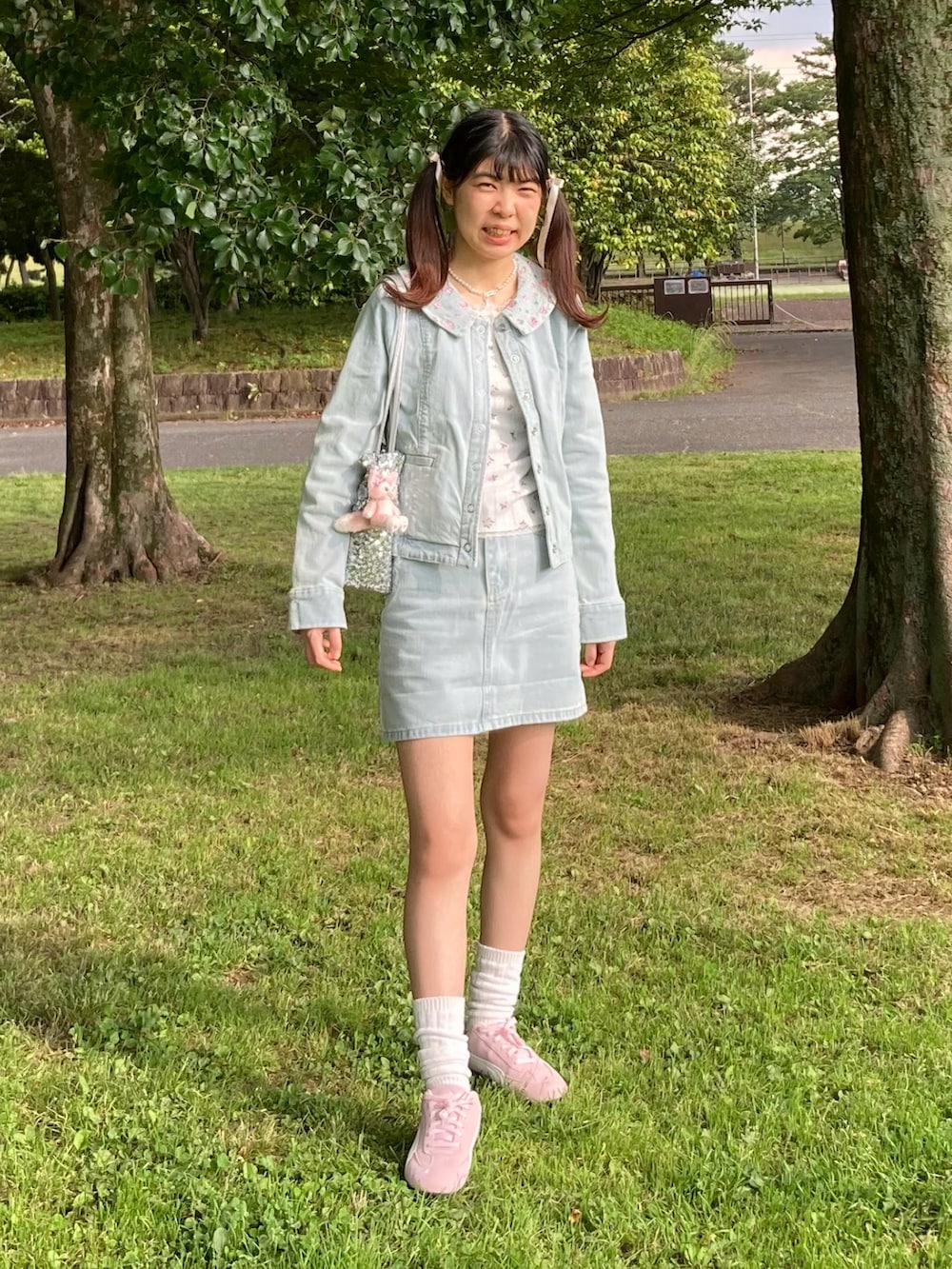 「白Tシャツ、ショルダーバッグ、リボン、デートコーデ、スポーツミックス、淡色コーデ、きれいめカジュアル、ミニスカート、デニム、スニーカー、雨の日コーデ、TINA:JOJUN、プーマ、おでかけコーデ、ガーリー」｜「TINA：JOJUNの刺繍カラー タイトデニムジャケット TINA：JOJUN（デニムジャケット、ブルー系）」を使った、strawberryさん（骨格ナチュラル・レディース・164cm）の春コーディネートの3枚目の写真