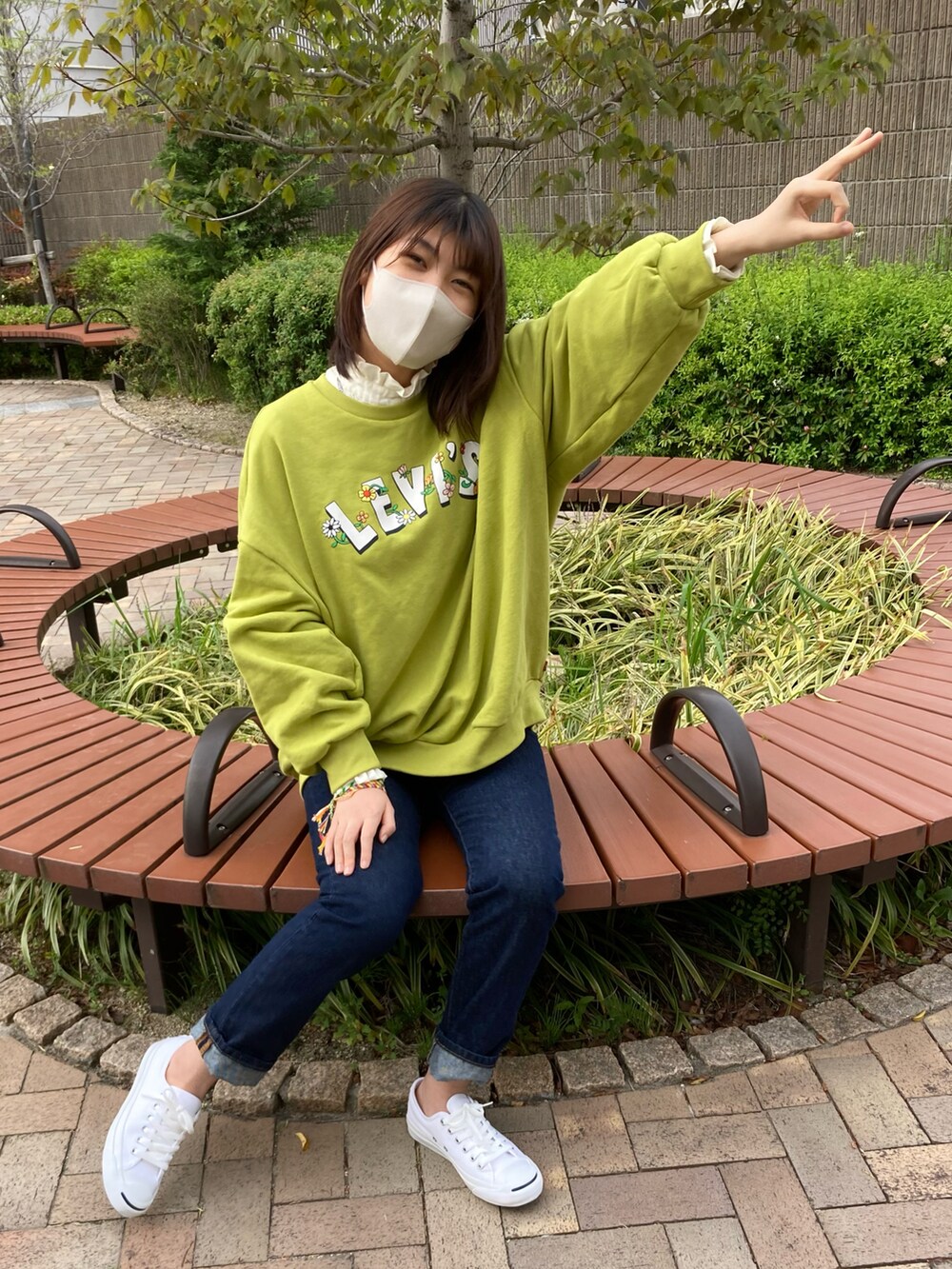 「ビッグシルエット、Levi's、グリーン、ロゴスウェット、リーバイス501、ビッグE、コンバース、ジャックパーセル、PANAMABOY、古着、花柄、ミサンガ、おしゃれさんと繋がりたい、古着MIX」｜「Levi'sのグラフィック クルーネックスウェットシャツ QUIRKY FLOWERS（スウェット、グリーン系）」を使った、strawberryさん（レディース・164cm）の春コーディネートの3枚目の写真